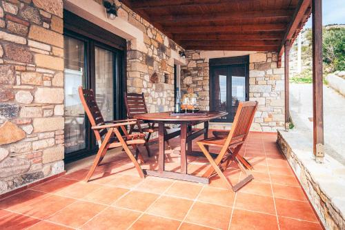 شرفة/ تراس, Beachfront Stone House - Samos Seaview Retreat in Ormos Koumeikon شرفة/ تراس, Beachfront Stone House - Samos Seaview Retreat in Ormos Koumeikon