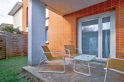 Erkély/terasz, Love Room - Balnéo - Insolite- Détente (Love Room - Balneo - Insolite- Detente) in Fonbeauzard Erkély/terasz, Love Room - Balnéo - Insolite- Détente (Love Room - Balneo - Insolite- Detente) in Fonbeauzard