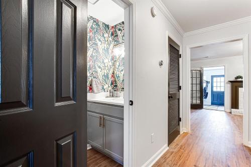Lux Home-mins to Truist Park wKing pet friendly in Smyrna Lux Home-mins to Truist Park wKing pet friendly in Smyrna
