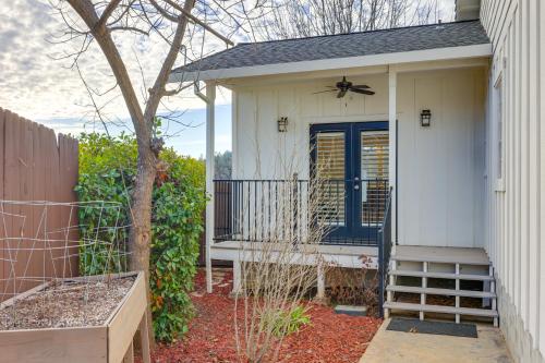 Walk Downtown Remodeled Home in Murphys with Yard! in 墨菲 (CA) Walk Downtown Remodeled Home in Murphys with Yard! in 墨菲 (CA)
