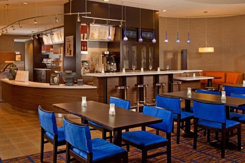Restaurant, Courtyard by Marriott Baltimore Downtown/Inner Harbor in Jonestown Restaurant, Courtyard by Marriott Baltimore Downtown/Inner Harbor in Jonestown