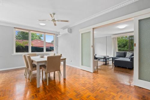 Cozy Lake Escape near Parliament, Embassies, Golf Club in Yarralumla Cozy Lake Escape near Parliament, Embassies, Golf Club in Yarralumla