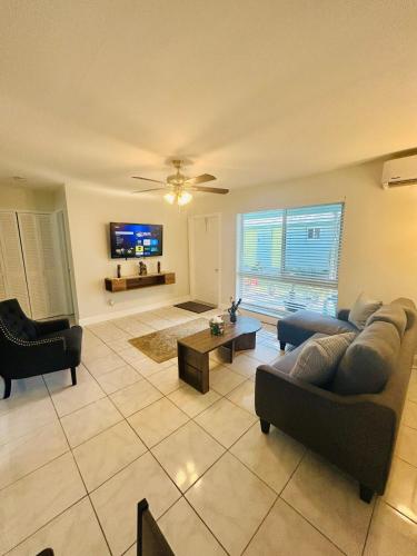Guestroom, 2 min walk to beach & free parking Lauderdale 21-2 in Lauderdale-by-the-Sea Guestroom, 2 min walk to beach & free parking Lauderdale 21-2 in Lauderdale-by-the-Sea