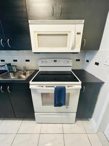 Kitchen, 2 min walk to beach & free parking Lauderdale 21-2 in Lauderdale-by-the-Sea Kitchen, 2 min walk to beach & free parking Lauderdale 21-2 in Lauderdale-by-the-Sea