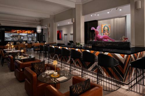 Bar/ Salón, Glass Light Hotel & Gallery, Autograph Collection in Norfolk City Center Bar/ Salón, Glass Light Hotel & Gallery, Autograph Collection in Norfolk City Center