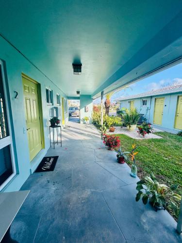 View, 2 min walk to beach & free parking Lauderdale 21-2 in Lauderdale-by-the-Sea View, 2 min walk to beach & free parking Lauderdale 21-2 in Lauderdale-by-the-Sea