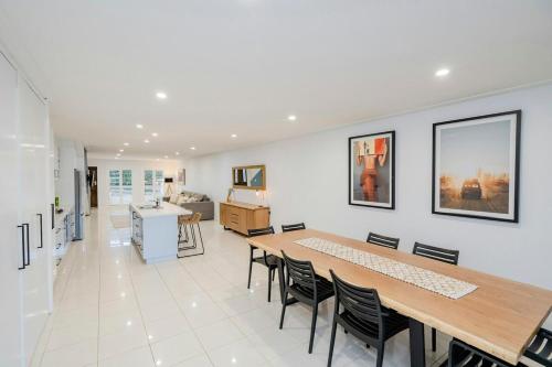 Central Modern Spacous Townhouse 290B in Temora Central Modern Spacous Townhouse 290B in Temora