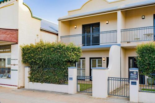 Central Modern Spacous Townhouse 290B in Temora Central Modern Spacous Townhouse 290B in Temora