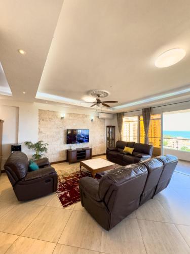 Sala de estar/TV partilhada, LuxeSeaView PENTHOUSE-NYALI in Mombasa Sala de estar/TV partilhada, LuxeSeaView PENTHOUSE-NYALI in Mombasa