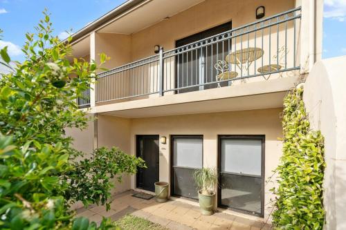 Stay Temora - Central Townhouse 290A in Temora Stay Temora - Central Townhouse 290A in Temora