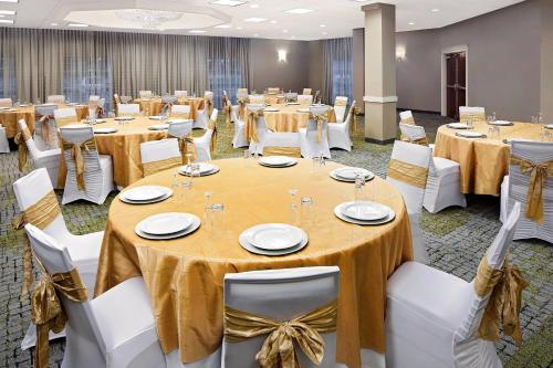 Tárgyalóterem/bálterem, Courtyard Fort Lauderdale North/Cypress Creek in Pompano Beach Tárgyalóterem/bálterem, Courtyard Fort Lauderdale North/Cypress Creek in Pompano Beach