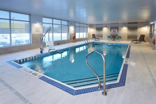 Swimming pool, TownePlace Suites by Marriott Hamilton in Hamilton (ON) Swimming pool, TownePlace Suites by Marriott Hamilton in Hamilton (ON)