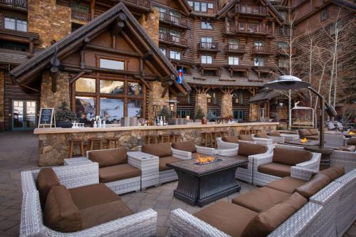Bar/ Salón, The Ritz-Carlton, Bachelor Gulch in Avon Bar/ Salón, The Ritz-Carlton, Bachelor Gulch in Avon