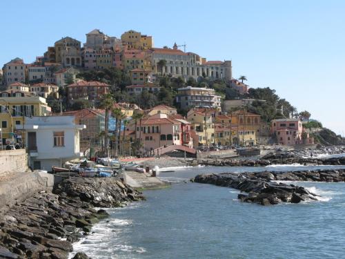 Szolgáltatások, Ligurisches Rustico, umgeben von Olivenhainen am Dorfrand in Caramagna Ligure Szolgáltatások, Ligurisches Rustico, umgeben von Olivenhainen am Dorfrand in Caramagna Ligure