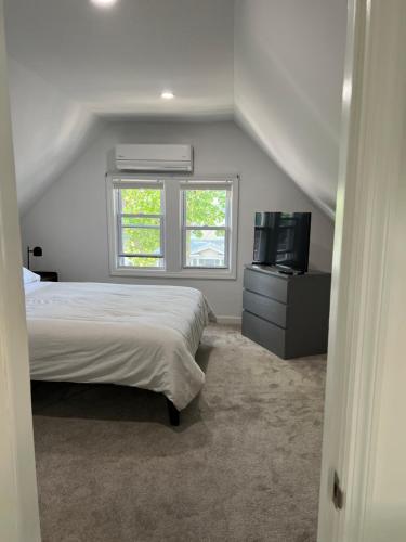 Modern & cozy Room in Queens near Train station and buses in Квинс Modern & cozy Room in Queens near Train station and buses in Квинс