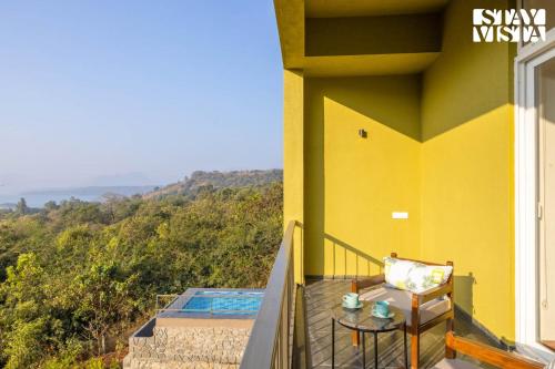 balkon/terras, StayVista at The Chirping Villa with Infinity Pool in Shilimb balkon/terras, StayVista at The Chirping Villa with Infinity Pool in Shilimb