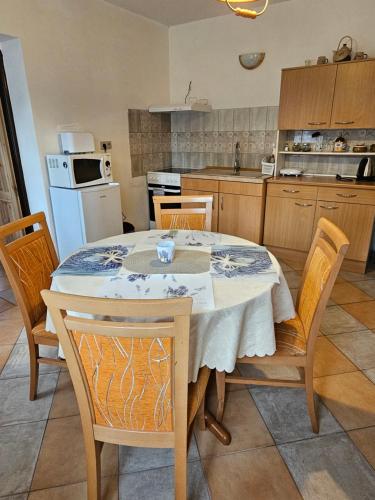 Konyha, Alfapartmány (Alfapartmany) in Krasna Lipa Konyha, Alfapartmány (Alfapartmany) in Krasna Lipa