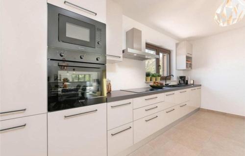 Konyha, Villa Milica near Labin for 8 people with private pool & kids playground - pet friendly in Presika Konyha, Villa Milica near Labin for 8 people with private pool & kids playground - pet friendly in Presika
