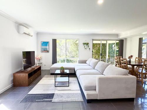 Coomera Comfort - Family Home Great for Play or Work, mins to Coomera Westfield n Theme Parks in Coomera Coomera Comfort - Family Home Great for Play or Work, mins to Coomera Westfield n Theme Parks in Coomera