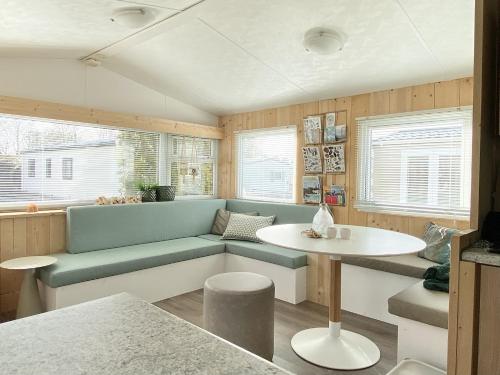 Общ салон/телевизионна зона, Beach Resort Kamperland - RBR 1336 in Камперланд Общ салон/телевизионна зона, Beach Resort Kamperland - RBR 1336 in Камперланд