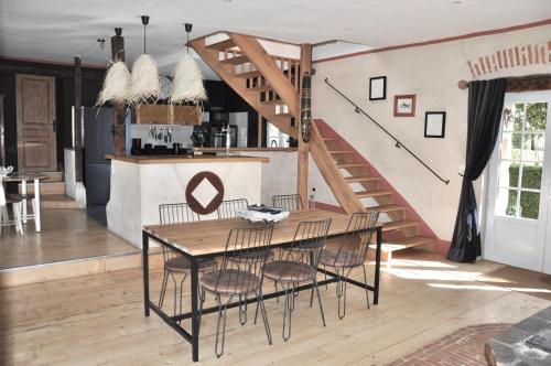Bar/lounge, Perigord Sarlat Lascaux piscine privee chauffee Delsud in Coly Bar/lounge, Perigord Sarlat Lascaux piscine privee chauffee Delsud in Coly