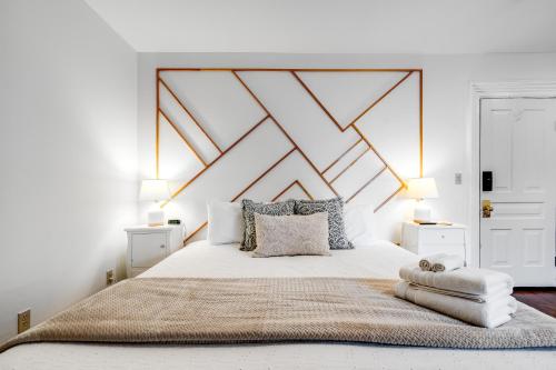 睡床, The Abundance Suite at Dream BNB Estate Inn in 麗明頓 睡床, The Abundance Suite at Dream BNB Estate Inn in 麗明頓