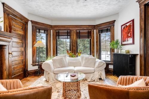 共用Lounge/電視區, The Abundance Suite at Dream BNB Estate Inn in 麗明頓 共用Lounge/電視區, The Abundance Suite at Dream BNB Estate Inn in 麗明頓