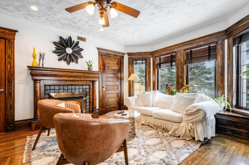 共用Lounge/電視區, The Abundance Suite at Dream BNB Estate Inn in 麗明頓 共用Lounge/電視區, The Abundance Suite at Dream BNB Estate Inn in 麗明頓