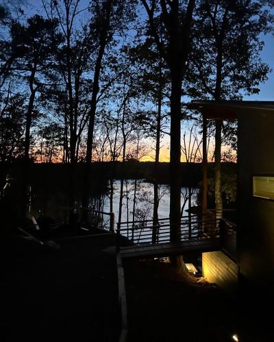 Sunset Views-Modern Lake Retreat on Lewis Smith Lake in Crane Hill Sunset Views-Modern Lake Retreat on Lewis Smith Lake in Crane Hill