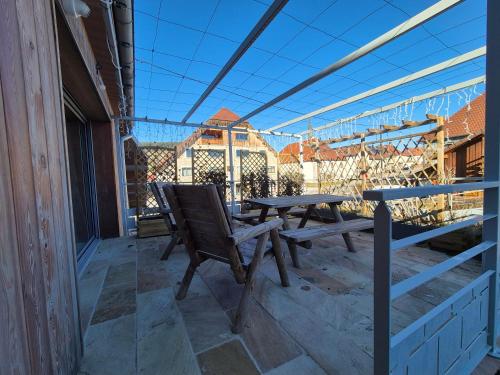 陽台/露台, DEL VINO bar à vin & guitares Appartement Sauna Terrasse Garage (DEL VINO bar a vin & guitares Appartement Sauna Terrasse Garage) in 安莊維 陽台/露台, DEL VINO bar à vin & guitares Appartement Sauna Terrasse Garage (DEL VINO bar a vin & guitares Appartement Sauna Terrasse Garage) in 安莊維