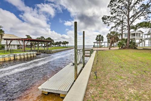 Waterfront Panacea Vacation Rental with Dock! in 克勞福茲維爾(佛羅里達州) Waterfront Panacea Vacation Rental with Dock! in 克勞福茲維爾(佛羅里達州)