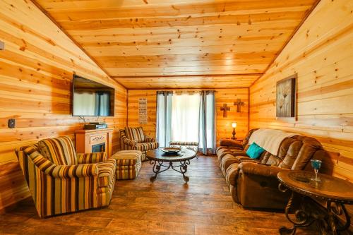Quiet Abode with Gas Grill about 5 Miles to Broken Bow! in De Queen Quiet Abode with Gas Grill about 5 Miles to Broken Bow! in De Queen