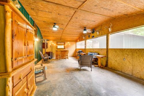 Quiet Abode with Gas Grill about 5 Miles to Broken Bow! in De Queen Quiet Abode with Gas Grill about 5 Miles to Broken Bow! in De Queen