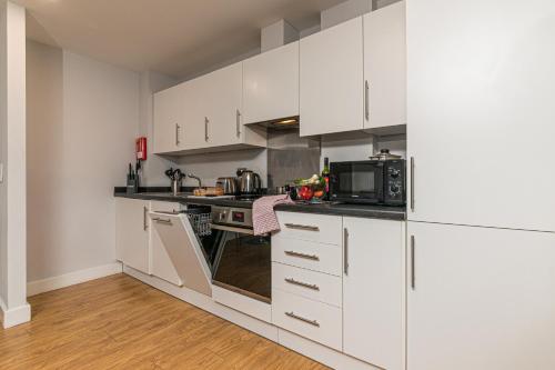 Konyha, HQ ApartHotel Farnborough in Farnborough Konyha, HQ ApartHotel Farnborough in Farnborough
