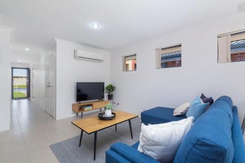 Modern Luxury in East Cannington in ควีนพาร์ค Modern Luxury in East Cannington in ควีนพาร์ค