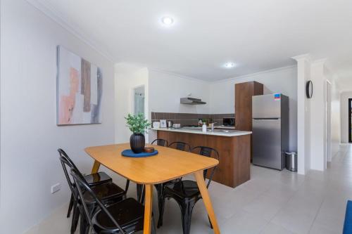 Modern Luxury in East Cannington in ควีนพาร์ค Modern Luxury in East Cannington in ควีนพาร์ค
