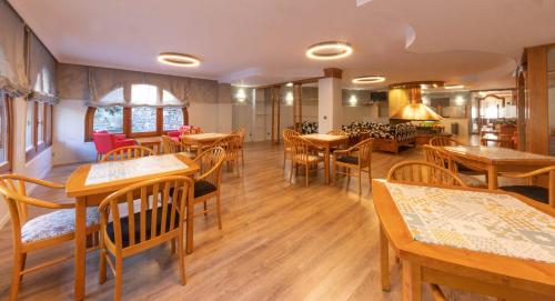 Zona de TV/saló-bar comuns, Hotel Guillem & Spa in Encamp Zona de TV/saló-bar comuns, Hotel Guillem & Spa in Encamp