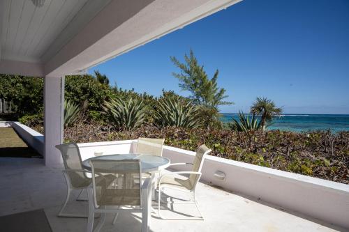 Plage Rose Estate home in North Palmetto Point Plage Rose Estate home in North Palmetto Point