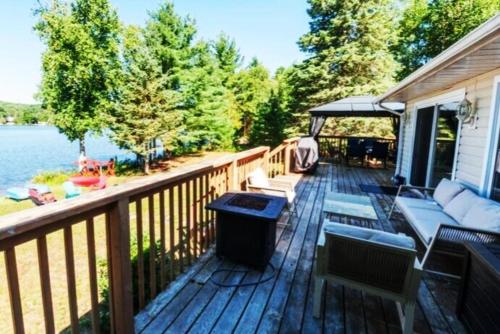 Amazing Lakefront cottage on Paradise Lake in Haliburton (ON) Amazing Lakefront cottage on Paradise Lake in Haliburton (ON)