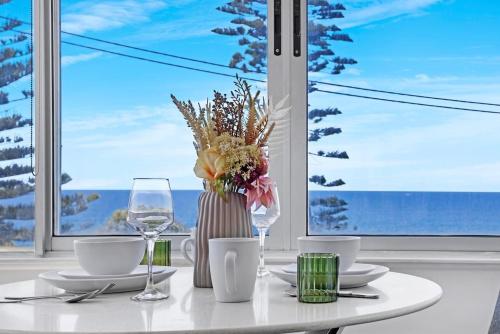 Ocean View 1BDR Apartment at Maroubra Beach in Maroubra Ocean View 1BDR Apartment at Maroubra Beach in Maroubra