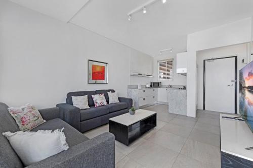 Ocean View 1BDR Apartment at Maroubra Beach in Maroubra Ocean View 1BDR Apartment at Maroubra Beach in Maroubra