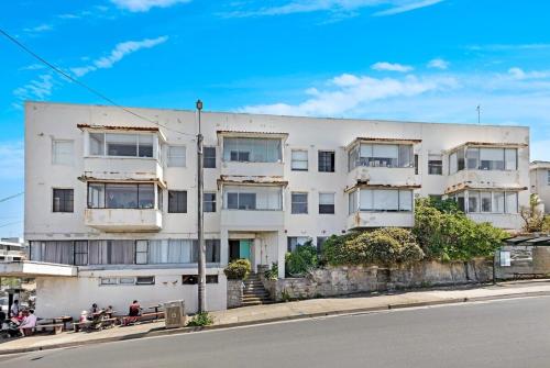 Ocean View 1BDR Apartment at Maroubra Beach in Maroubra Ocean View 1BDR Apartment at Maroubra Beach in Maroubra