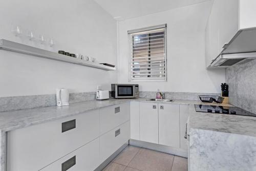 Ocean View 1BDR Apartment at Maroubra Beach in Maroubra Ocean View 1BDR Apartment at Maroubra Beach in Maroubra