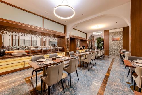 レストラン, リバーサイド ホテル (Riverside Hotel) in ヴィエンチャン レストラン, リバーサイド ホテル (Riverside Hotel) in ヴィエンチャン