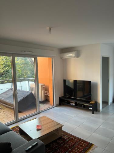 Közös társalgó / TV, Chambre cosy in Fonbeauzard Közös társalgó / TV, Chambre cosy in Fonbeauzard