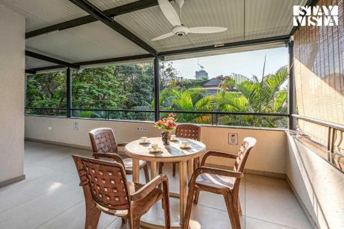 balkon/terras, Serenity Skies Apartment with Pool by VEO - Part of StayVista in Anandvalli balkon/terras, Serenity Skies Apartment with Pool by VEO - Part of StayVista in Anandvalli