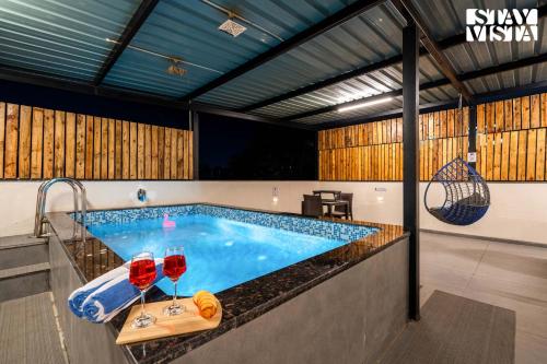 Zwembad, Serenity Skies Apartment with Pool by VEO - Part of StayVista in Anandvalli Zwembad, Serenity Skies Apartment with Pool by VEO - Part of StayVista in Anandvalli
