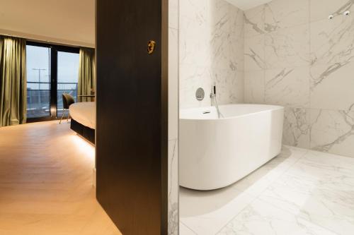 ฟาน เดอร์ ฟาล์ก เธียร์เตอร์โฮเทล เด โอรานเจรี (Van der Valk TheaterHotel De Oranjerie) in เรอมอนด์ ฟาน เดอร์ ฟาล์ก เธียร์เตอร์โฮเทล เด โอรานเจรี (Van der Valk TheaterHotel De Oranjerie) in เรอมอนด์