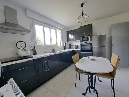 Kitchen, Serenite in Lit-Et-Mixe Kitchen, Serenite in Lit-Et-Mixe