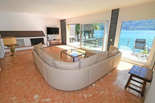 Villa "Genovese al Lago" Aussergewöhnliche Villa mit eigenem Seezugang, Hallenbad und eigener Boje (Villa "Genovese al Lago" Aussergewohnliche Villa mit eigenem Seezugang, Hallenbad und eigener Boje) in Minusio Villa "Genovese al Lago" Aussergewöhnliche Villa mit eigenem Seezugang, Hallenbad und eigener Boje (Villa "Genovese al Lago" Aussergewohnliche Villa mit eigenem Seezugang, Hallenbad und eigener Boje) in Minusio